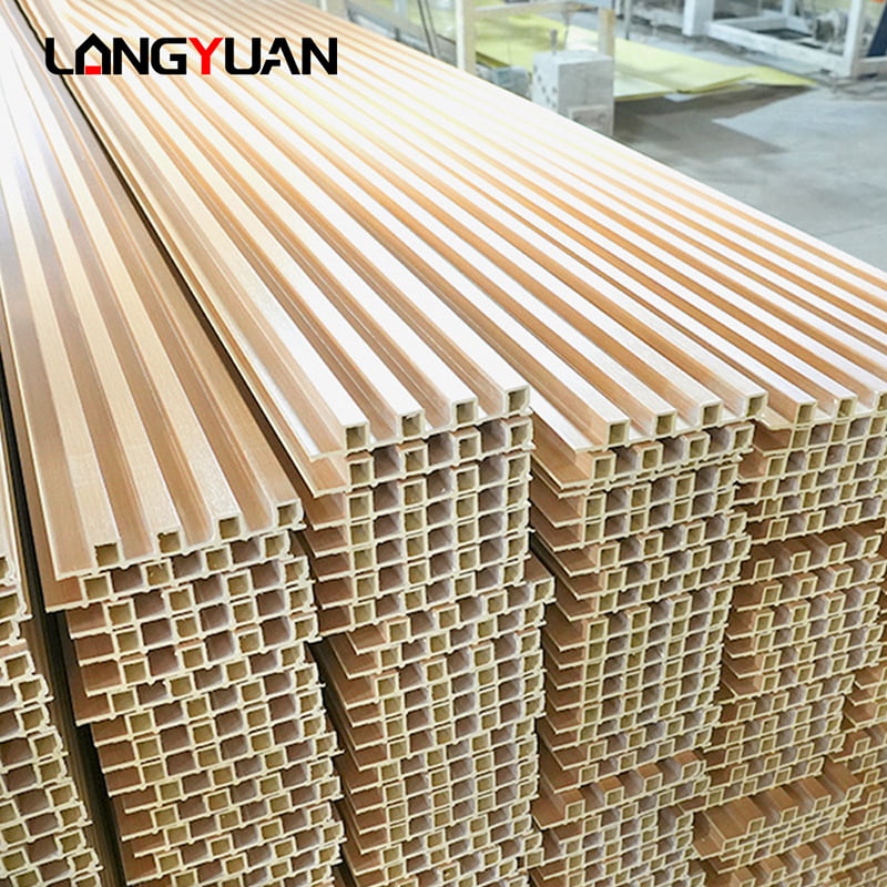 Lemn natural decorativ și plastic compozit Wpc Pvc Placi interioare Panouri de perete canelate Plăci pentru interior