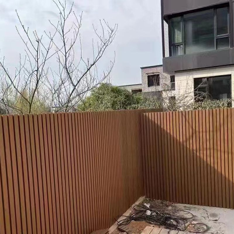 Ecran de gard decorativ cu co-extrudare Rezistent la intemperii Wpc Compozit Gard de grădină de confidențialitate Rezistent la soare Rezistent la uzură Anti-termite Ușor de instalat